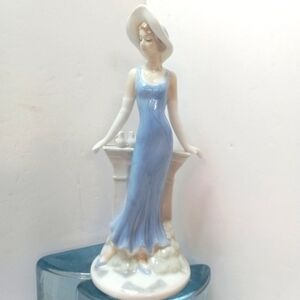 VTGE R.O.C. Fine Ceramic Porcelain Victorian Lady Figurine w/Doves Collectible